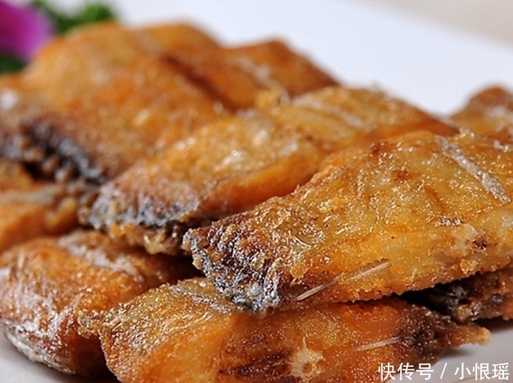 厨娘透露：干煎带鱼，不需要裹淀粉和蛋清！只需一招，酥脆不粘锅