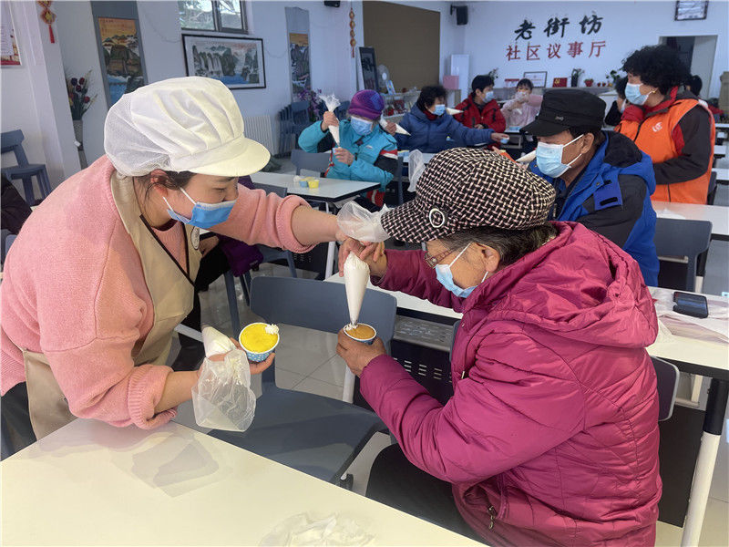 邝老师|幸福烘培美味共分享 石景山区“老街坊”参与纸杯蛋糕DIY活动