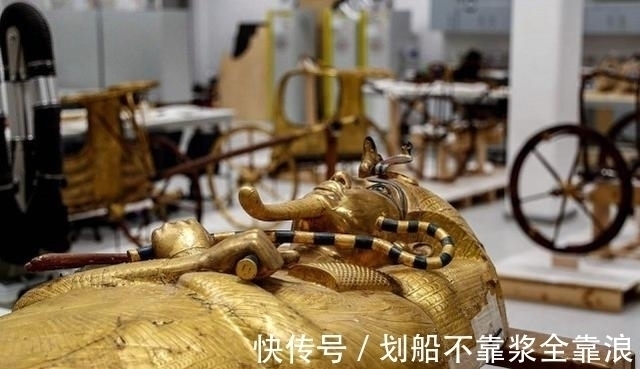 修复!埃及法老金棺材从墓中移出,进行修复工程,棺上浮雕图案错综复杂