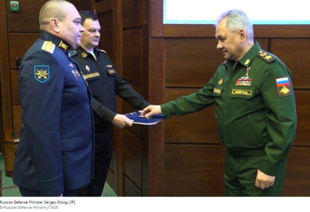 俄防长向拦截美无人机的飞行员颁发勋章，白宫官员爆粗口回应