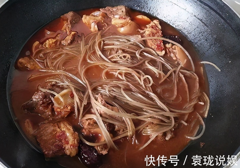 老姜|入冬,两样食材是绝配,炖上一锅,一边吃肉一边嗦粉,太香了