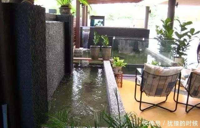 鱼缸和池还可以这样结合?只能说很有想法,有钱我也搞一个!