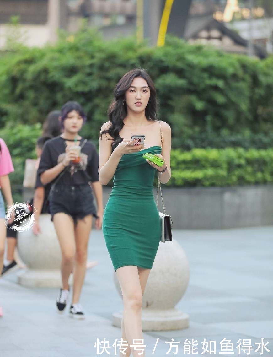 路人街拍,难得“蚂蚁腰”,致命女神