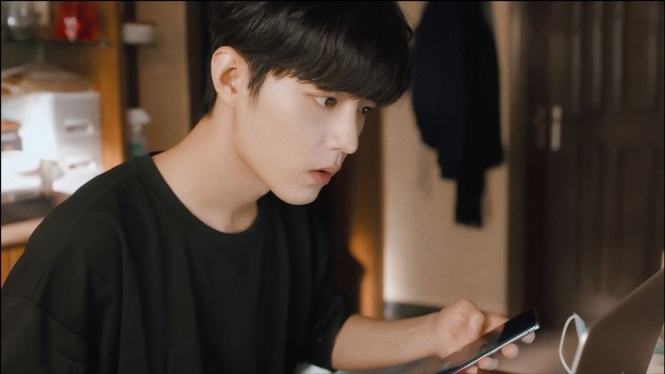 肖战照片加了多少滤镜 明明是自拍 看起来却像漫画走出来的男孩