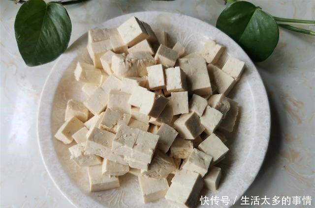 老干妈和豆腐一起搭配做,开胃又下饭,做法也简单容易学
