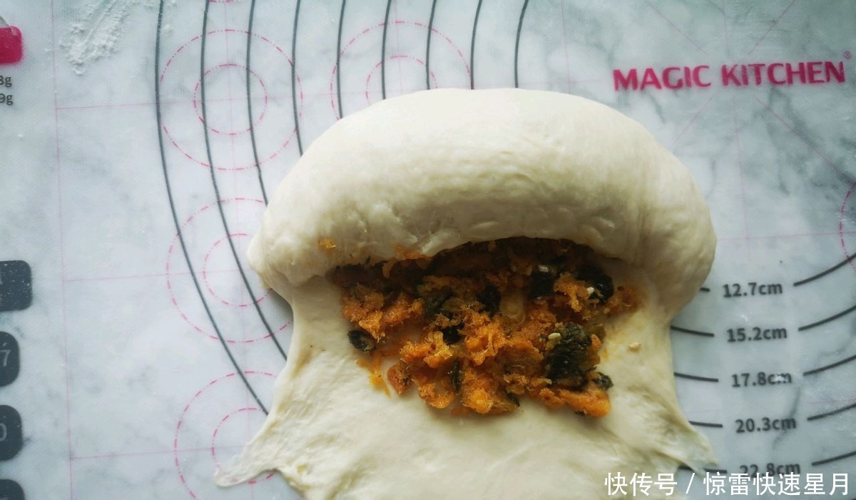 这款蛋黄肉松面包,柔软又香甜,吃过的人都说好!