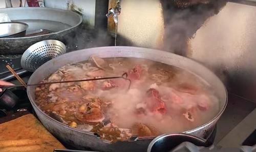 大妈卖“独特”小吃,一碗15元,不讲价,吃了后悔,不吃更后悔