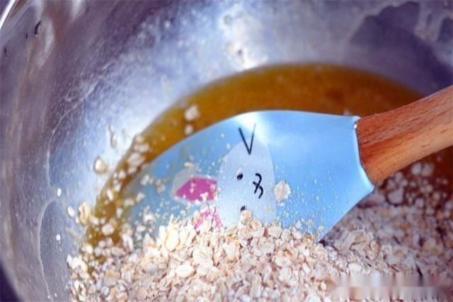 麦片不仅能冲泡,放入两个鸡蛋做成饼,早餐吃它健康又美味