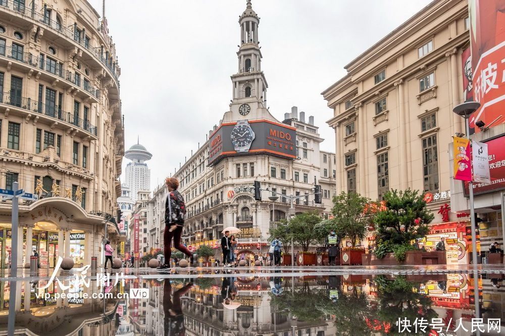 步行街|上海南京路步行街雨景迷人