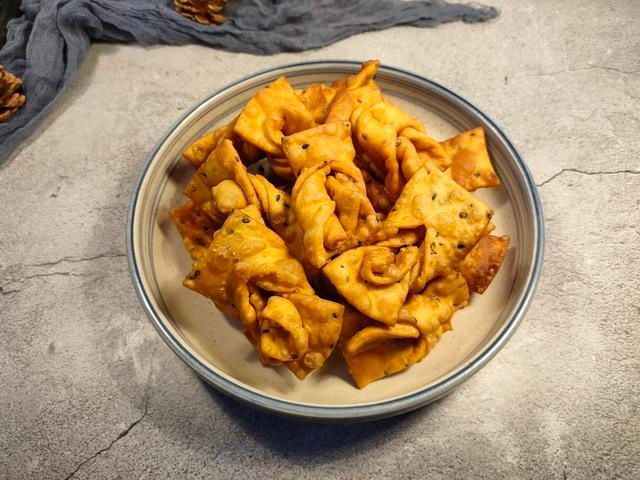 过年炸麻叶，想要酥脆好吃，记住“2不放”，又香又酥脆不回软