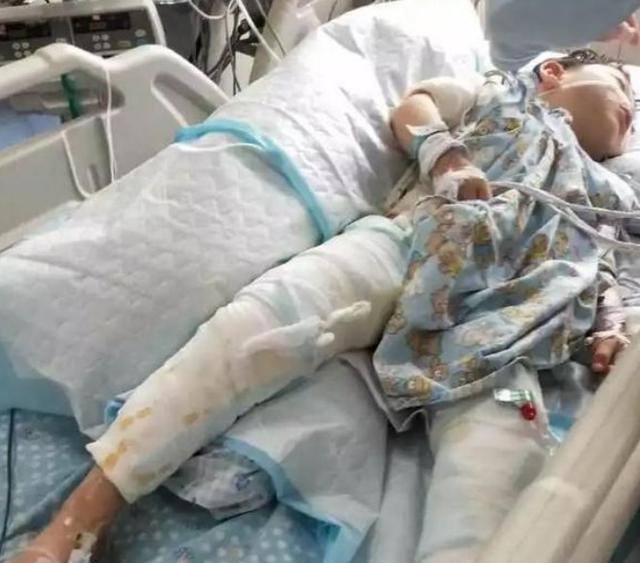 马桶|宝妈在洗手间刷马桶,宝宝前去帮忙却被推开,一声惨叫令其后悔