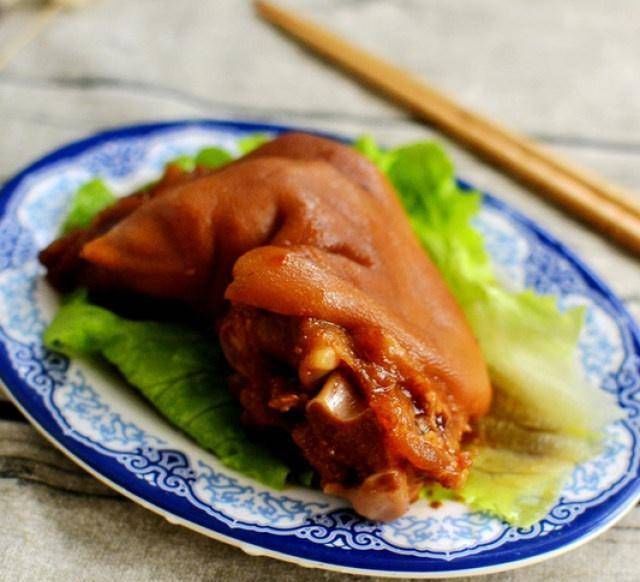这是一个美味的卤猪蹄配方,芳香油腻,营养又美味