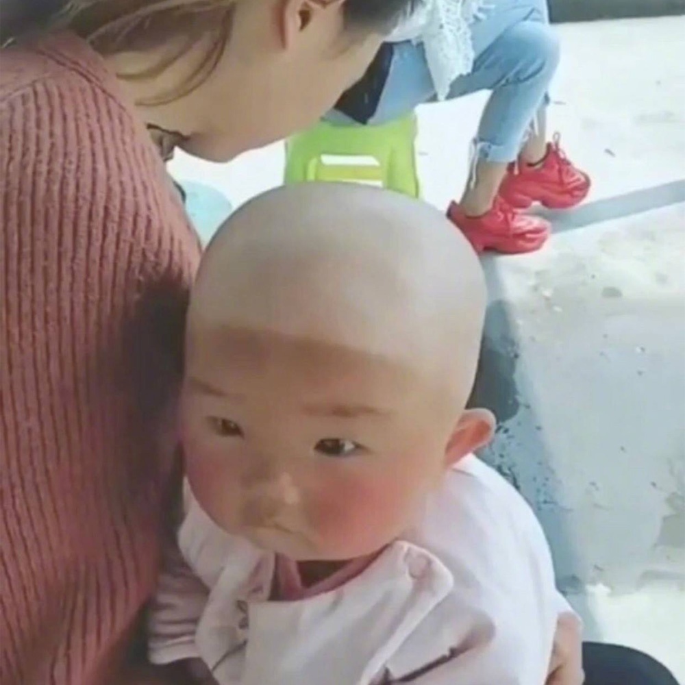 宝妈带着孩子学车,半个月后孩子摘下帽子教练都笑喷