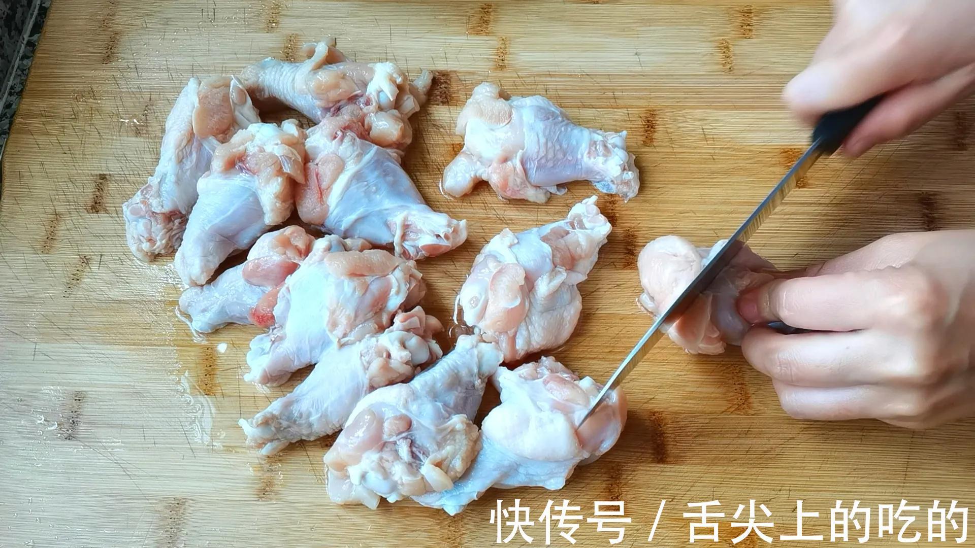 家常|翅根焖土豆,好吃到舔手指,简单的家常小炒,上桌就被抢光了