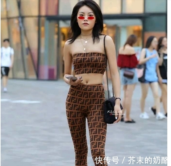 妹子|美女街拍:穿着秀外慧中有气质的妹子,给人甜美纯洁感!