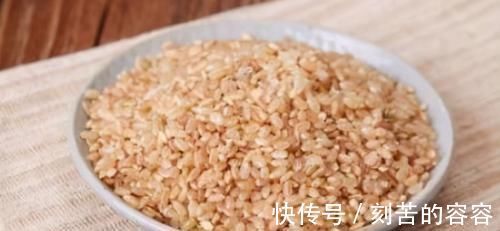 糙米粥|每天晚上坚持吃3种食物,美容养颜,滋润肌肤,好处多多