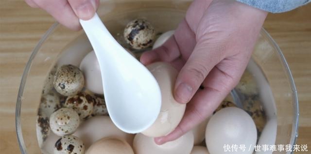 姑娘把鸡蛋放进电饭锅,煮出的茶叶蛋比买的的更香更好吃,真方便