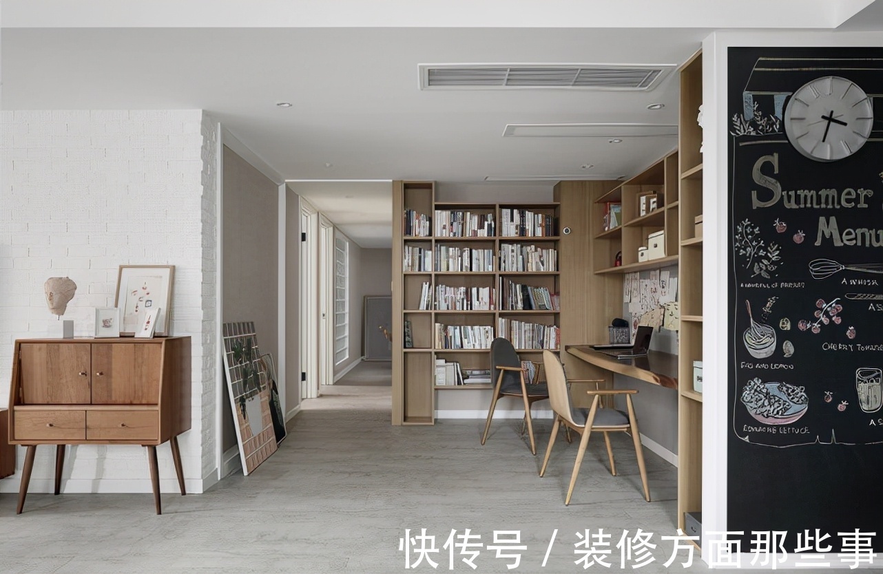 玄关|124三居室蓝灰配穿插原木色+灰,空间便显得典雅浪漫