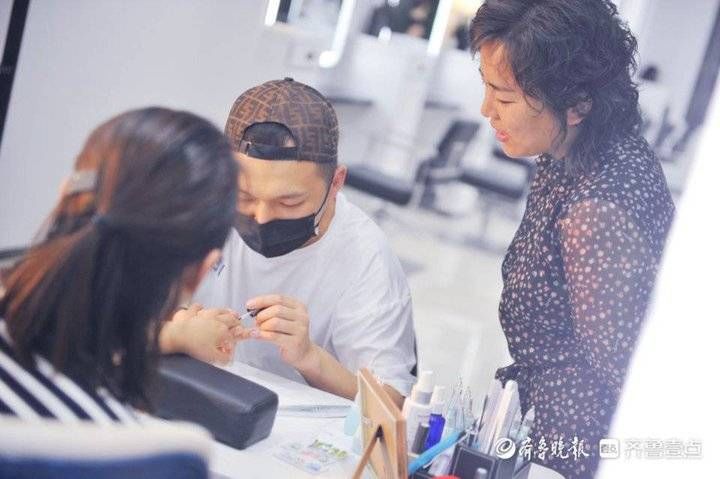 后男|85后男美甲师痴迷指尖16年，把绘画搬到了指甲上