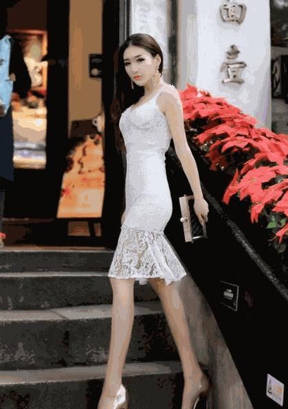 纯欲|抹胸连衣裙的穿搭,让小姐姐秀出性感身材，纯欲风的小姐姐爱了吗