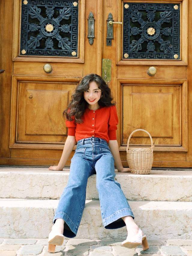 穿搭|秋季保暖怎么穿?不如试一试针织衫+牛仔裤,复古时髦又舒适