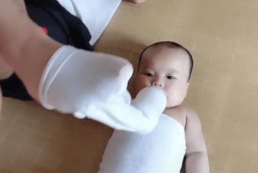 袜子|“爸爸带娃,只要活着就好”,奶爸臭袜子用处多,花式喂娃火了