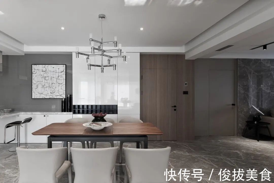 优雅|180㎡现代简约，卫生间用玻璃墙？设计太大胆！是否有点奔放？