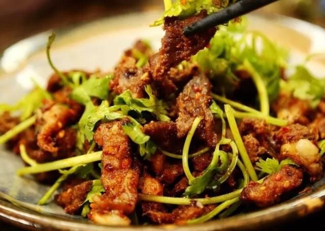 翻炒均匀|秋天了,别只知道吃山药,多吃这青菜,开胃醒脾,鲜香浓郁很好吃