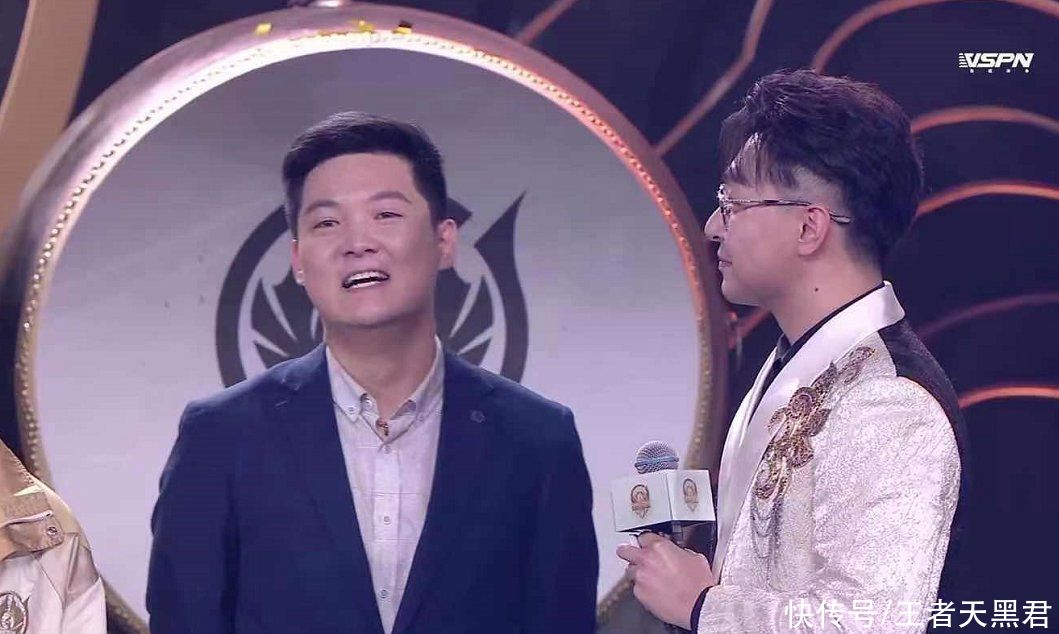 夺冠|林教练成了最悲惨之人，QG夺冠了却没资格上台，只能自己偷偷感慨