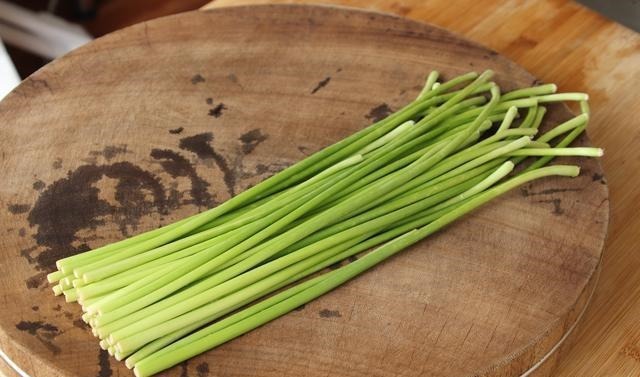 同样是蒜苔,“绿头”和“红头”有什么区别?知道后别再乱买了