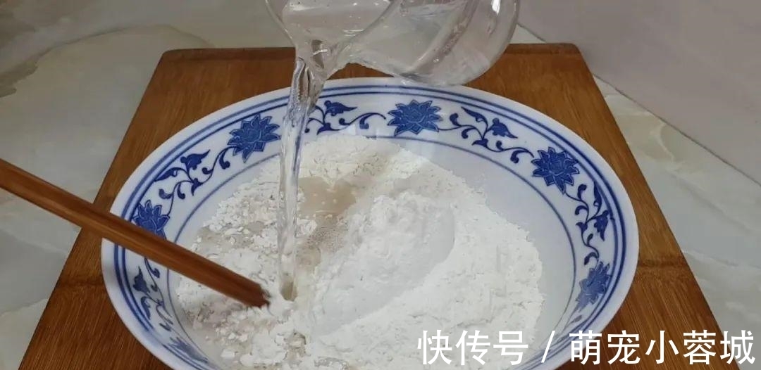 面粉这样做才好吃，加几勺白糖，外皮焦脆又营养，出锅孩子抢着吃