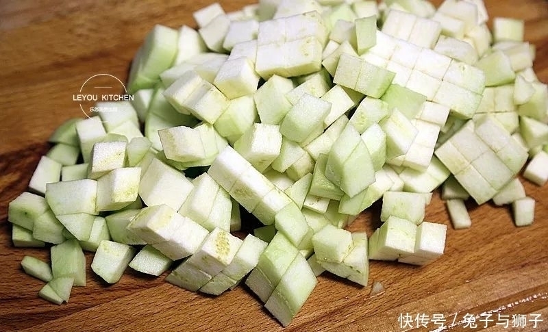 纯素馅大包子,比肉馅的汤汁丰富,吃着更香