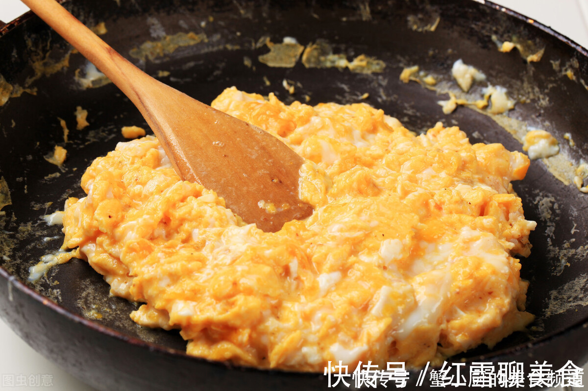 炒鸡蛋直接下油锅是不对的，大厨多加1样，鸡蛋蓬松软嫩，真好吃