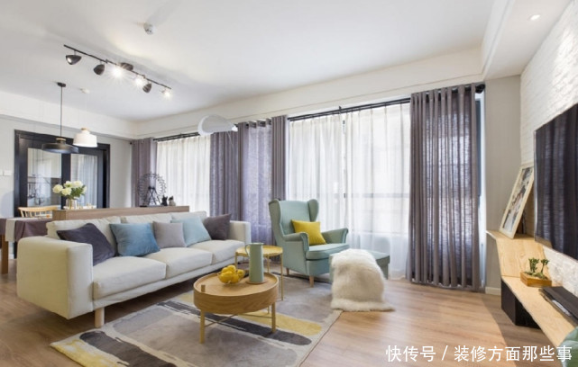 落地窗|97平北欧风三居室,客厅整面落地窗将光线引入室内,大气通透