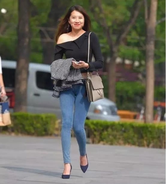 小姐姐 小姐姐爱穿简约牛仔裤,女性的百搭神器,展现简单的美最时尚