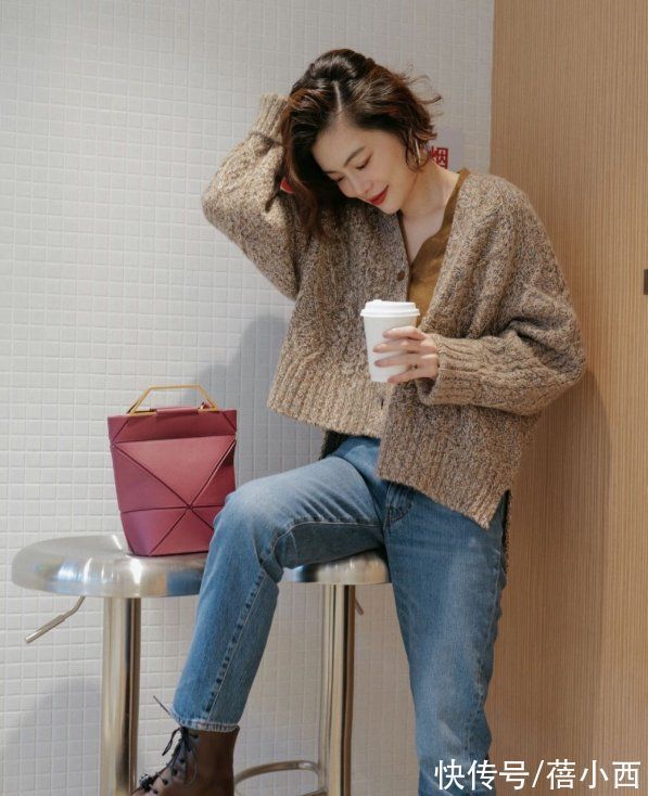 v领 穿毛衣,不一定要配半身裙才好看,学时髦精搭配裤子更时髦上档次