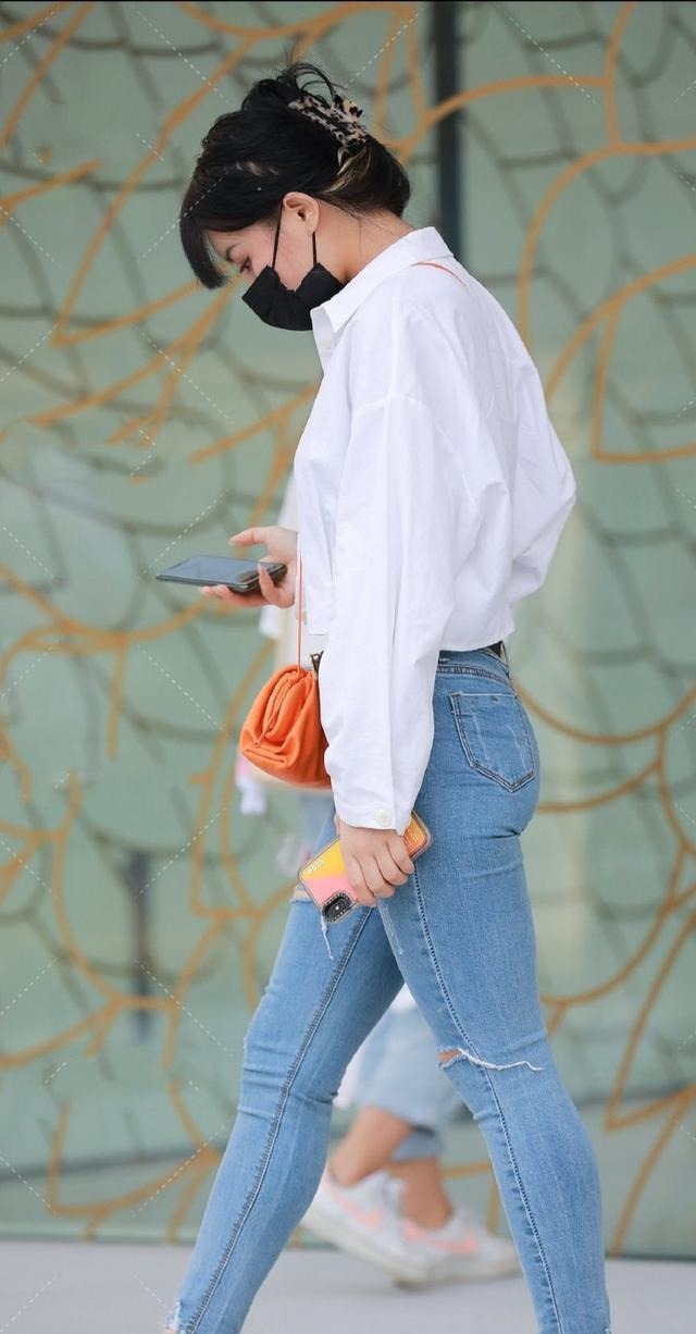 牛仔裤怎么穿才“不平庸”上半身配白色衬衫,快速提升时髦度