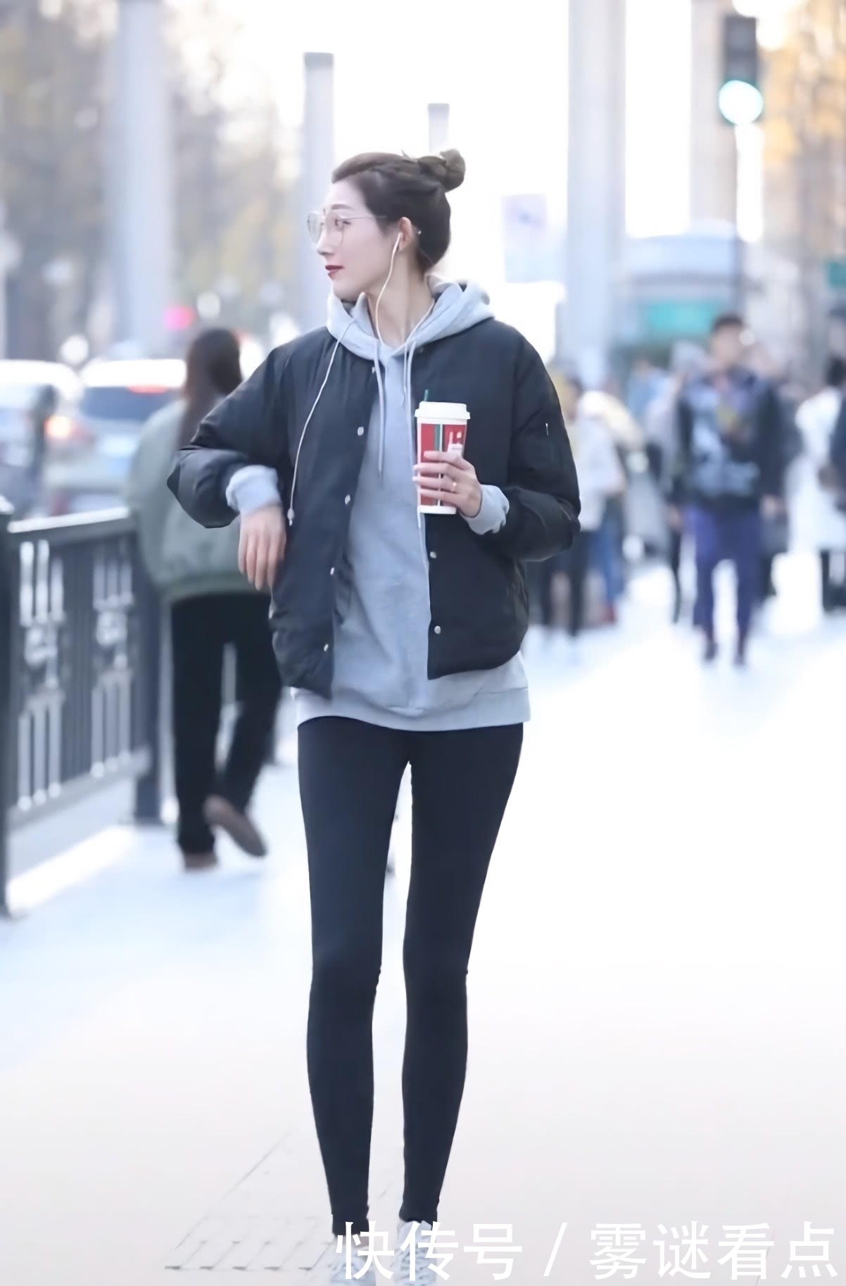 健美裤|小姐姐没白长“仙鹤腿”,穿烂大街的裤子,都性感得让人心动!