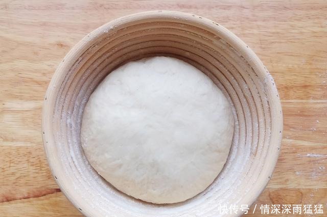 它是欧洲人的主食面包之一,只需2种材料就能做,健康美味有嚼劲