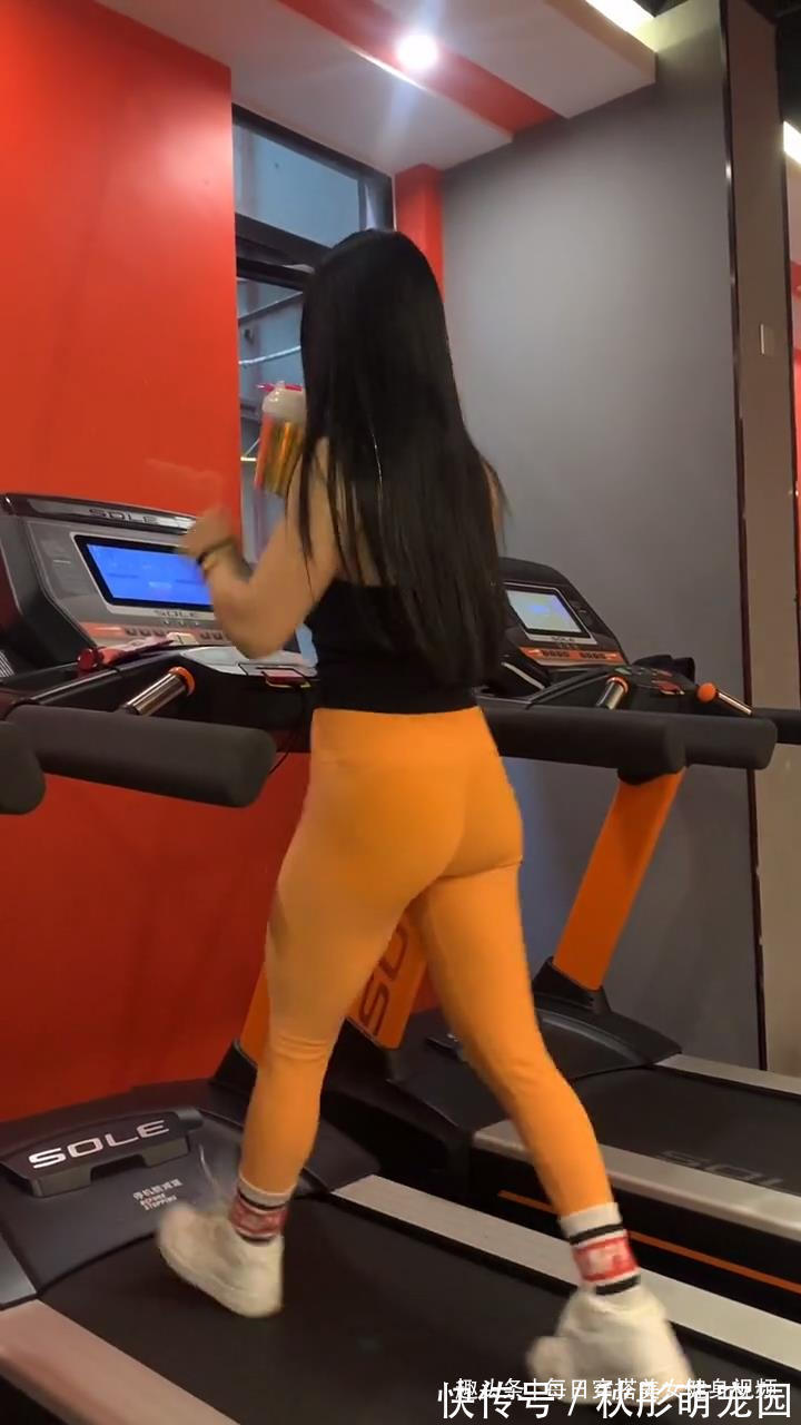 膝盖|每日睡前练习这四个动作，有效的改善体态，简单易学，居家可练习