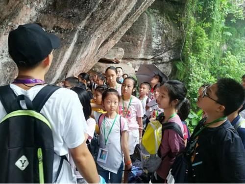 |小学生作文《我的班主任》火了,语言搞笑形容贴切,老师哭笑不得