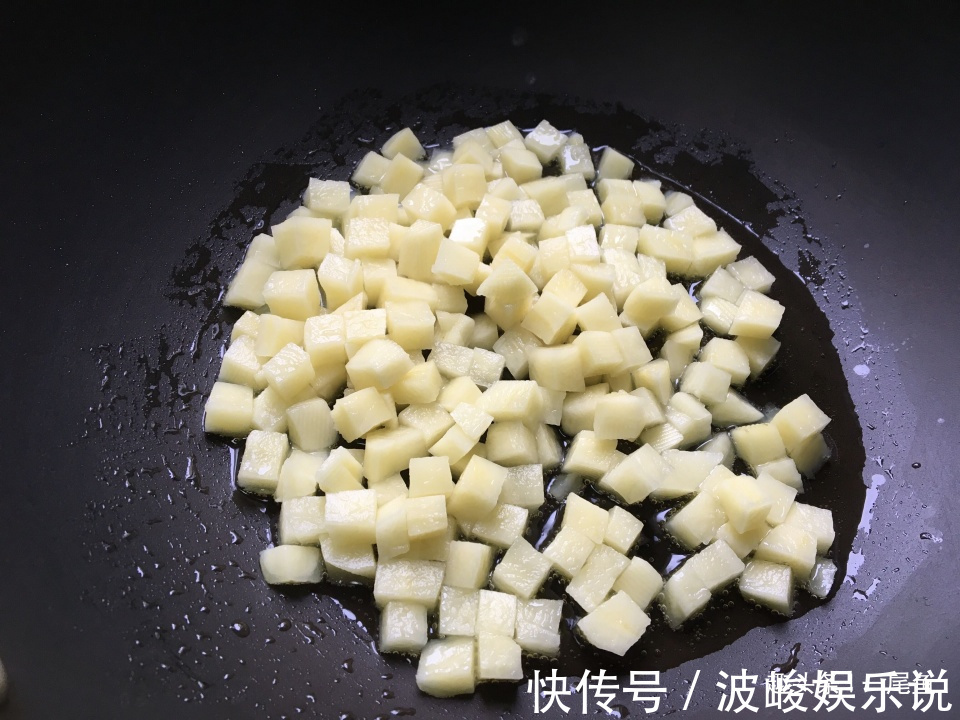 土豆和鸡肉天生一对，不加一滴水简单炒一炒，鲜美嫩滑好吃又解馋