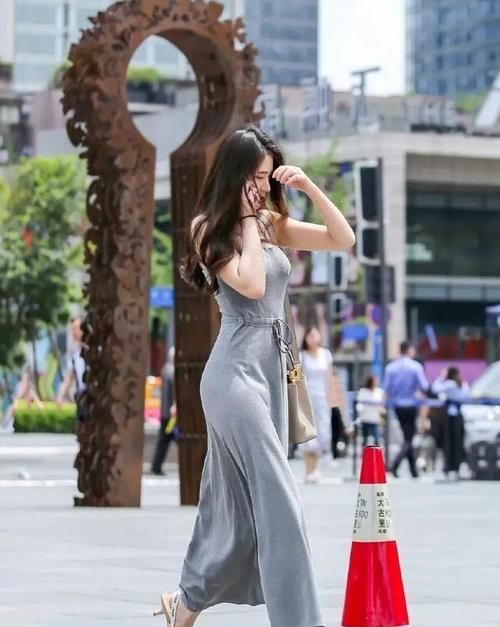 小姐姐 吊带连衣裙搭配粉色高跟鞋，贴身舒适，展现简约纯正的时尚感