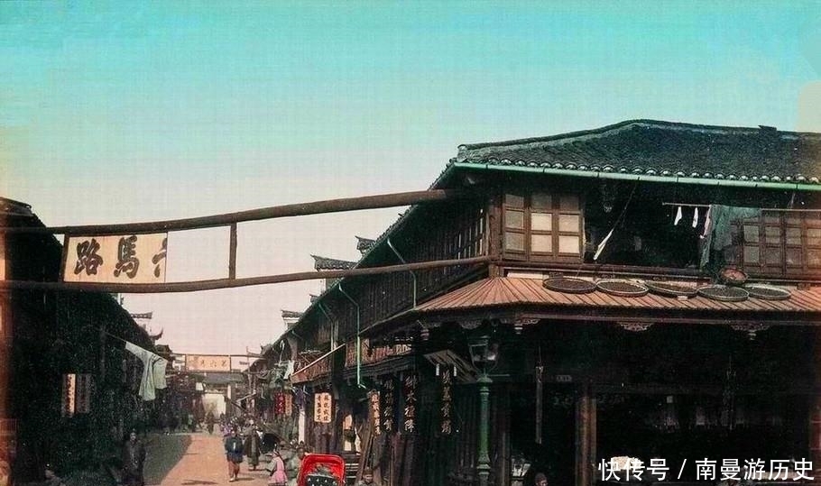 围观|晚清老照片：围观斩首麻木的民众，因偷窥妇女被锁在路边的犯人