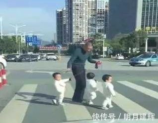 三胞胎|宝爸带着三胞胎宝宝过马路,嫌他们走得慢,于是一个熊抱直接抱走