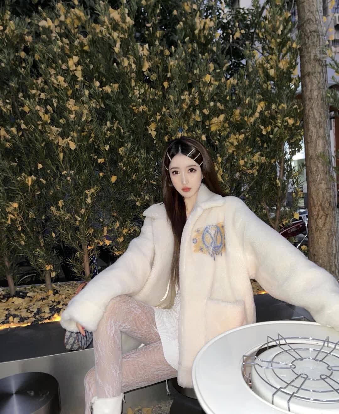 冬日|小姐姐冬日穿搭, 白色羊羔毛好温柔俏皮又活泼可爱, 太赞了