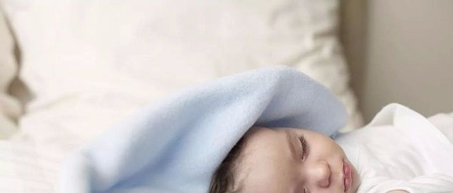 喜欢踢被子|宝宝晚上睡觉频繁踢被子,宝妈累够呛,5种原因看看你家是哪种