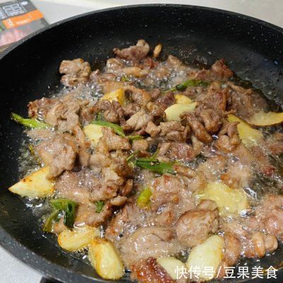 这样做蒜苔麻辣鸭丝，隔壁小孩都馋哭了