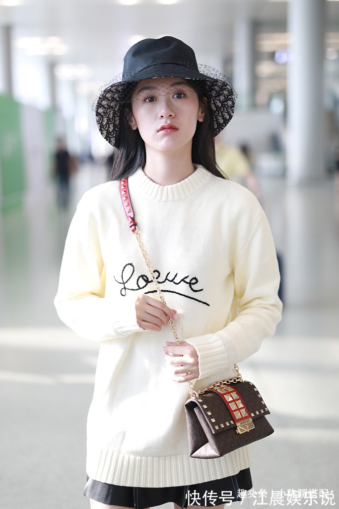 紧身裤|袁冰妍减龄穿搭,黄色针织毛衣搭配黑色小短裙,“漫画腿”实力抢