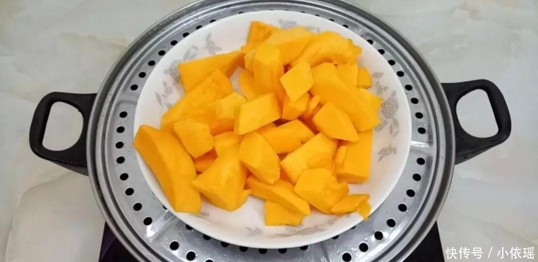 好吃|半个南瓜, 一斤面粉, 筷子一搅, 做出来比鸡米花都好吃, 越吃越香